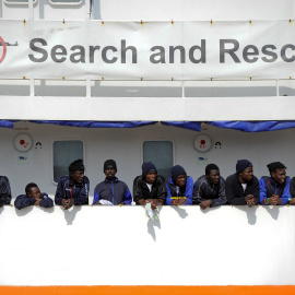 Un grupo de personas rescatada por el barco Aquarius en el Mediterráneo, antes de su desembarco en el puerto de Catania (Sicilia) el pasado 27 de mayo.- RETERS/ARCHIVO