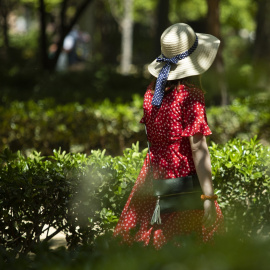 Imagen de una turista en Sevilla