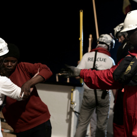 Una personas rescatada por la tripulación del barco de salvamento Aquarius este fin de semana.- REUTERS/Karpov