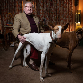 El fundador del partido ultraderechista francés Frente Nacional, Jean-Marie Le Pen, posa en su vivienda de Rueil-Malmaison, en una imagen tomada el 2 de febrero de 2022