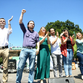 Iglesias, junto a sus compañeros de Adelante Andalucía y Adelante Sevilla, en el mitin en el que arropó a la candidata a la alcaldía de Sevilla, Susana Serrano.