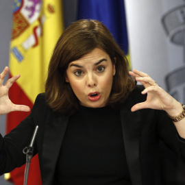 La vicepresidenta del Gobierno, Soraya Sáenz de Santamaría, durante la rueda de prensa posterior al Consejo de Ministros. EFE