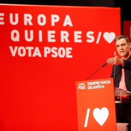 El presidente del Gobierno y secretario general del PSOE, Pedro Sánchez, durante su intervención en un mitin de campaña celebrado este sábado en Alicante. EFE/Manuel Lorenzo