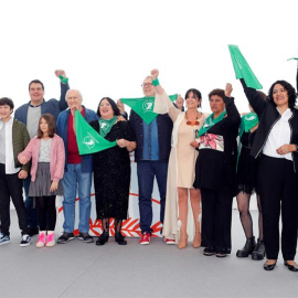 El director Juan Solanas junto al casting de la película "Que sea ley" que se presentó en Cannes / EFE/EPA/ Guillaume Horcajuelo