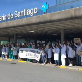 18/4/23 Médicos en huelga protestando en el hospital Clínico de Santiago.