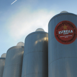 Tanques de almacenamiento de la cervecera Damm.