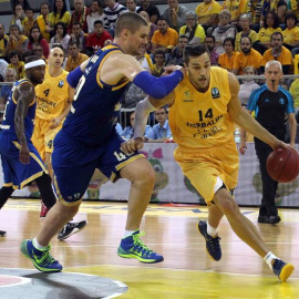 Kendall (d) y Paul Davis, durante el partido. EFE/Elvira Urquijo A.