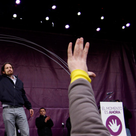 Pablo Iglesias, el líder de Podemos, levanta el punto tras pronunciar su discurso antes decenas de miles de personas en la Puerta del Sol de Madrid .-JAIRO VARGAS