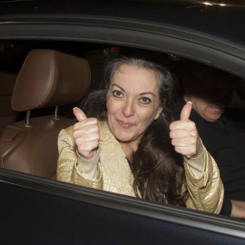 La ciudadana española María José Carrascosa saluda a su salida de prisión hoy, viernes 24 de abril de 2015, en Nueva York (EE.UU.). Carrascosa, presa en el estado de Nueva Jersey desde 2006 por un litigio ligado a la custodia de su hija, sa