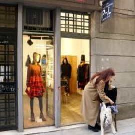 Barcelona intenta lluitar contra la turistificació del centre protegint locals