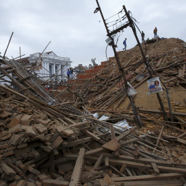 Labores de rescate en un templo en la plaza Bashantapur Durbar en Katmandú. REUTERS/Navesh Chitrakar