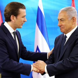 11/06/2018.- La canciller austriaca Sebastian Kurz (izq) estrecha la mano al primer ministro israelí, Benjamin Netanyahu, durante un encuentro en la oficina del primer ministro en Jerusalén (Israel) hoy, 11 de junio de 2018. EFE/ Ammar Awad
