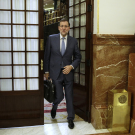 El presidente del Gobierno, Mariano Rajoy, abandona el hemiciclo del del Congreso tras un debate en el Pleno. EFE