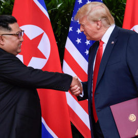 El presidente de Estados Unidos y el líder de corea del Norte estrechan la mano tras un histórico encuentro en Singapur. / Reuters