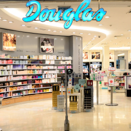 Una tienda de las perfumerías Douglas, en un centro comercial de A Coruña.