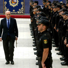 El ex ministro del Interior, Jorge Fernández Díaz (c), y el ex director general de la Policía, Ignacio Cosidó (recolocado por el PP como senador) en un acto de la Policía Nacional. EFE