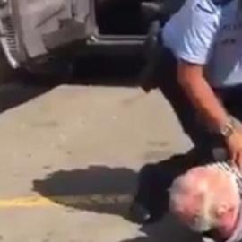 El policía local sentado a horcajadas sobre el hombre mayor en Sant Cugat.