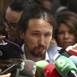 El líder de Podemos, Pablo Iglesias, hace declaraciones a los medios a su salida del Congreso de los Diputados. /EFE