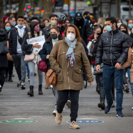 Varios transeúntes pasean por el Paseo de Gracia de Barcelona este lunes.