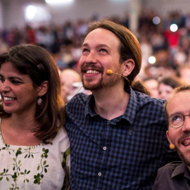 El secretario general de Podemos, Pablo Iglesias (c), junto al secretario de Organización del partido, Pablo Echenique (d), y la secretaria general de Podemos Andalucía, Teresa Rodríguez (i), participa en un acto público en Córdoba. EFE