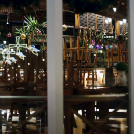 Vista de una cafetería cerrada este miércoles en el centro de Oviedo.