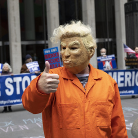 Una persona disfrazada de Donald Trump y un traje de presidiario durante una manifestación frente a Fox News Channel, en respuesta a la demanda de Dominion, a 18 de abril de 2023, Nueva York.