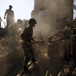 Soldados nepalís buscan supervivientes entre los escombros en una calle de la ciudad de Bhaktapur. REUTERS / Navesh Chitrakar