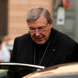 El cardenal George Pell sale de su casa en Roma, Italia.  REUTERS/Remo Casilli