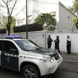 Agentes de la Unidad Central Operativa (UCO) de la Guardia Civil en el domicilio familiar del expresidente de Banesto Mario Conde, el día de su detención acusado de blanqueo de capitales. EFE/Ángel Díaz