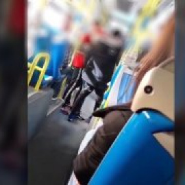 Denuncian una agresión racista a una mujer en un autobús de Madrid: "Vete a tu país"