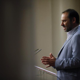 El secretario de Organización del PSOE, José Luis Ábalos, durante la rueda de prensa ofrecida en el Congreso de los Diputados. | JUAN CARLOS HIDALGO (EFE)