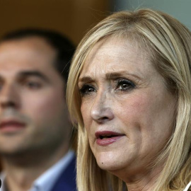 El líder de Ciudadanos, Ignacio Aguado, y la presidenta de la Comunidad, Cristina Cifuentes, en la rueda de prensa en la que anunciaron su pacto de investidura. Archivo EFE