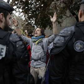 Gendarmes franceses frente a los manifestantes del movimiento Nuit Debout en una concentración frente al Museo del Hombre de Par´si, contra la reforma laboral impulsada por el Gobierno de Hollande. AFP/ KENZO TRIBOUILLARD