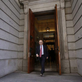 El ministro de Hacienda y Función Pública, Cristóbal Montoro sale del Congreso de los Diputados. | FERNANDO ALVARADO (EFE)