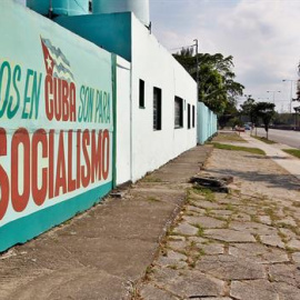 Pintada con un mensaje alusivo a la Revolución Cubana en La Habana. ERNESTO MASTRASCUSA (EFE)
