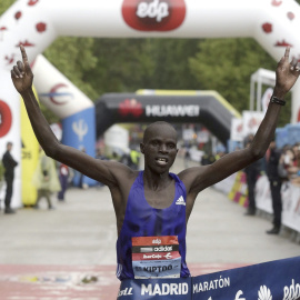 Ezekiel Kiptoo Chebii, primer atleta que corrió el maratón de Madrid en menos de 2h10, cruza la meta para repetir victoria en la 38 edición del 'EDP Rock 'n' Roll Madrid Maratón, que ha discurrido bajo la lluvia desde la plaza de Cibeles ha