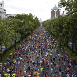 Participantes en el maratón de Madrid corren por el Paseo de la Castellana. La prueba, que transcurre por lugares emblemáticos de la capital como El . /Angel Díaz (EFE)