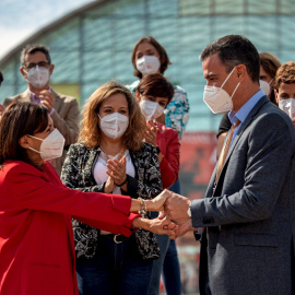 El presidente del Gobierno y Secretario General del PSOE, Pedro Sánchez, saluda a la alcaldesa de Paris y candidata a la presidencia de la República, Anne Hidalgo, a su llegada a las instalaciones de la Feria de València.