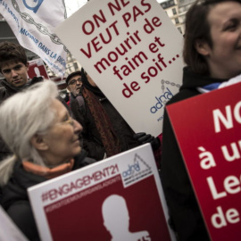 Miembros de la Asociación por el Derecho a Morir con Dignidad se manifiestan en París. EFE