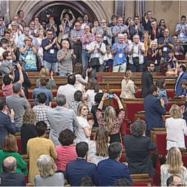 Els diputats aplaudeixen, després de la votació, els representants de les associacions de víctimes del franquisme
