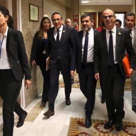 Los diputados electos de JxCat, Jordi Sànchez (2d), Jordi Turull (d) y Josep Rull (3d), a la salida del registro del Congreso tras entregar sus credenciales este lunes como parlamentarios. EFE/J.J. Guillén