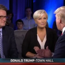 Donald Trump en una entrevista con los presentadores de la MSNBC a los que ha insultado en Twitter.