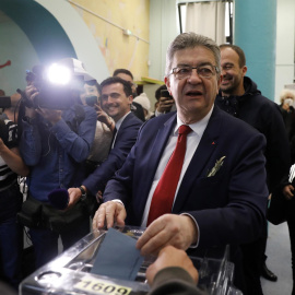 El candidato presidencial del partido La France Insoumise (LFI), Jean-Luc Melenchon, emite su voto en un colegio electoral para la primera ronda de las elecciones presidenciales francesas en Marsella, Francia, el 10 de abril de 2022.El cand