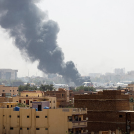 Columna de humo procedente de un edificio atacado en la capital de Sudán, Jartum.