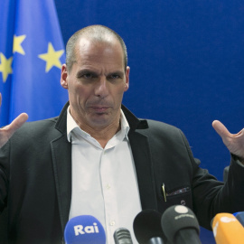 El ministro griego de Finanzas, Yanis Varoufakis, durante la rueda de prensa tras la reunión del Eurogrupo extraordinario en Bruselas en la que se acordó una prórroga de cuatro meses al rescate heleno. REUTERS/Yves Herman