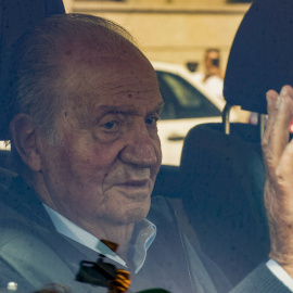 El rey emérito Juan Carlos I saluda a su llegada al domicilio de su amigo y anfitrión Pedro Campos en Sanxenxo.