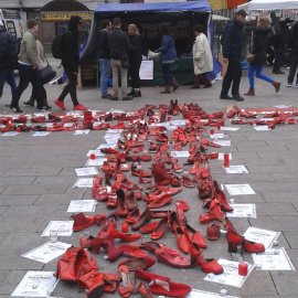 Cruz formada en la Puerta del Sol por la asociación Ve-La Luz contra violencia de género. E.P.