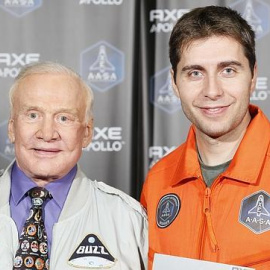 Buzz Aldrin y Eduardo Lurueña.