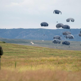 Paracaidistas en el campo de maniobras militares de San Gregorio, en Zaragoza. / EFE