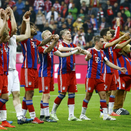 Los jugadores del Bayern celebran ayer su victoria ante el Hertha. REUTERS/Kai Pfaffenbach